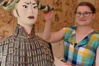 Schlössernacht holt Fernen Osten nach Westsachsen - Wildenfels ist bei der Nacht der Schlösser mit dabei - Dorothea List, die Leiterin des Musenhofs Schloss Wildenfels, zeigt das Chinesische Kabinett. 