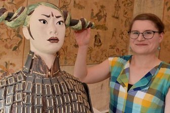 Schlössernacht holt Fernost in die Region - Wildenfels ist bei der Nacht der Schlösser mit dabei - Dorothea List, die Leiterin des Musenhofs Schloss Wildenfels, zeigt das Chinesische Kabinett. 