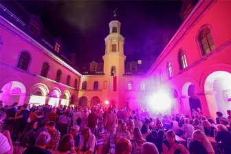 Schlössernacht in Lichtenstein: Wo der Chef selbst das Bier ausschenkt - Der gut gefüllte Schlosshof wurde am Abend in stimmungsvolles Licht getaucht.