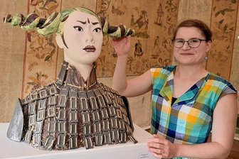 Schlössernacht: Wildenfels holt Fernen Osten nach Westsachsen - Wildenfels ist bei der Nacht der Schlösser mit dabei - Dorothea List, die Leiterin des Musenhofs Schloss Wildenfels, zeigt das Chinesische Kabinett. 