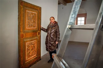 Schloss Augustusburg als frühes KZ in der Nazizeit: Patrizia Meyn lädt zu Auseinandersetzung ein - Schloss-Geschäftsführerin Patrizia Meyn während Umbaumaßnahmen in Schloss Augustusburg.