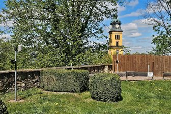 Schloss Augustusburg hält zu Wochenbeginn den sächsischen Temperaturrekord - Zurückhaltend platziert: Die Wetterstation in einem Gartenbereich des Schloss Augustusburg. Der Windmesser befindet sich auf dem Turmdach in 535 Metern Höhe.