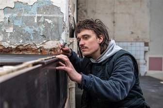 Schloss Colditz: Noch Baustelle, bald Ort für spannende Zeitreise - Für das neue Museum auf Schloss Colditz laufen derzeit Bauarbeiten. Bastian Meikis, Mitarbeiter der Tischlerei Thier aus Leipzig, arbeitete am Dienstag an einer Verkleidung.