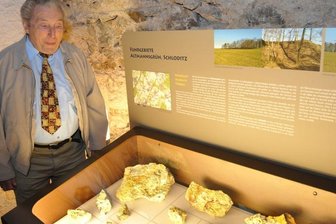 
              <p class="artikelinhalt">Zu den Raritäten in der Sammlung von Edgar Schramm zählen die Funde des Minerals Wavellit im Gebiet Altmannsgrün/Schloditz. Ihnen ist eine Vitrine im neuen Mineraliengewölbe auf Schloss Voigtsberg gewidmet. </p>
            