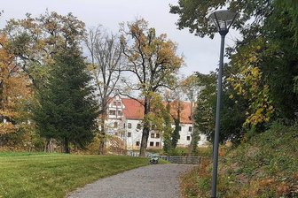Schloss Glauchau: Weg durch den Park ist fertig - So präsentiert sich der neue Schlossparkweg in Glauchau. Im Hintergrund ist das Schloss zu erkennen.