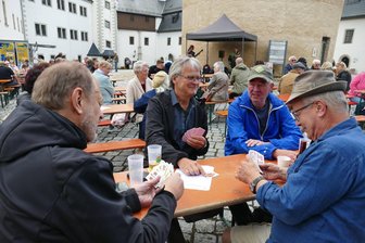 Schloss im Erzgebirge: Der perfekte Zwischenstopp - Lutz Müller (links) und seine Begleiter aus Chemnitz nutzten die Rast auf Schloss Wildeck zur Stärkung und für eine Runde Skat.
