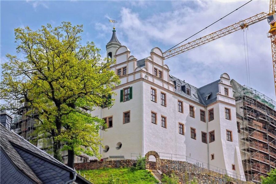 Schloss in altem Glanz: Lichtenstein bekommt sein Wahrzeichen zurück - Seit kurzem sieht die Fassade des Schlosses wieder so aus wie in der Renaissance. Selbst die Struktur des Putzes ist ans Original von damals angeglichen. 