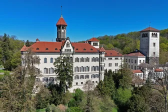 Schloss in Waldenburg: Finanzspritze für Sanierung der jahrhundertealten Seidentapeten - Blick zum Schloss in Waldenburg. Im Chinesischen Zimmer geht der Austausch der Seidentapeten weiter.