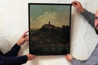 "Schloss" kehrt an Ursprungsort zurück - Der Werdauer Markus Döscher (l.) bei der Übergabe des Gemäldes an den Leiter der Burg Schönfels, Christian Landrock.