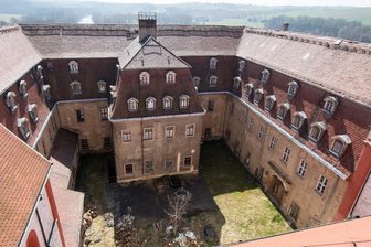 Schloss: Kreis setzt auf reichen Retter - Blick vom Dach der Basilika in den Innenhof von Schloss Wechselburg. Das Bild entstand im Frühjahr 2018. 