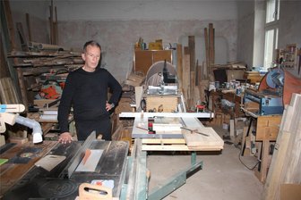 Schloss Lauterbach: Handwerkliches Geschick zeichnet Schlossherrn aus - Claus Lämmle in seiner Werkstatt, wo viele Teile von ihm selbst hergestellt bzw. restauriert werden.