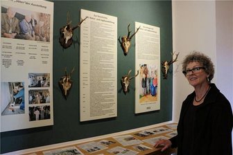 Schloss Leubnitz im Vogtland hat 2023 doppelten Grund zum Feiern - Ursula Klebert zeigt die Jubiläumsecke, die anlässlich des 20-jährigen Jubiläums der Natur- und Jagdausstellung im Schloss Leubnitz errichtet wurde.