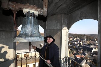 Schloss Lichtenstein lädt am Samstag ein – Hotelbau stockt weiterhin - Auch diesmal läutet Christian Bretschneider die Schlossglocke und lässt den Türmerruf erschallen.
