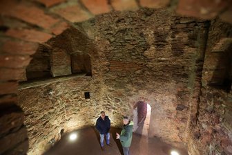 Schloss Lichtenstein: Warum die Folterkammer jetzt viel freundlicher wirkt - Schlossherr Mario Schreckenbach (rechts) und Christian Bretschneider vom Geschichtsverein in der Folterkammer, die saniert und mit neuer Beleuchtung ausgestattet wurde.