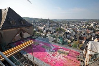 Schloss Lichtenstein: Was kommt in die goldene Kugel? - Von der Baustelle aus hat man einen prächtigen Ausblick auf die Stadt. Bis das Wellnesshotel Einzug halten kann, dauert es aber noch.