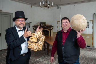 Schloss Ringethal bei Mittweida öffnet seine Türen für Neugierige - Detlev Müller (l.) und Michael Kreskowsky in einem Raum, der unter anderem für den Sport genutzt wurde.