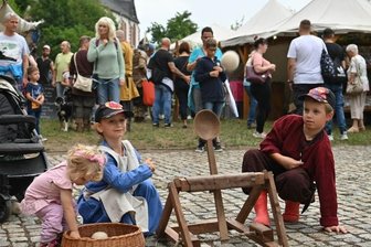 Schloss Rochlitz: Gekreuzte Klingen und ein Mini-Katapult - Die jüngsten Besucher konnten mit Armbrust oder auch Katapult ihre Treffsicherheit testen.