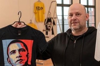 Schloss Rochsburg: Mit T-Shirts in die Saison - Kultur- und Sozialwissenschaftler Reiner Wolf hat als Kurator die Sonderausstellung zur T-Shirt-Historie mit aufgebaut. 