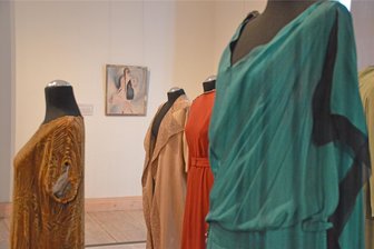 Schloss Rochsburg: Mode trifft auf Kunst - Mode der 1920er-Jahre und Kunst ist in Schloss Rochsburg zu sehen.
