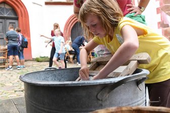 Schloss Rochsburg wird zum Handwerkermarkt für Kinder - Mit Hilfe eines Waschbretts versuchten sich die Kinder im Wäschewaschen. Das war einst schwere Arbeit.