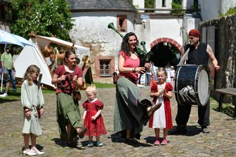 Schloss Rochsburg wird zum zweiten Mal zum Schloss der Sagen - Die Gruppe Murkeley sorgte beim Fest auf der Rochsburg auch mit kleinen Gastmusikerinnen für mittelalterliche Klänge.