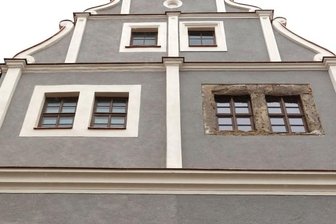 Schloss-Sanierung wird erheblich teurer - Die Fassadenprobe zeigt zwei Varianten der Sanierung, eine originalgetreue (links) und eine preiswerte.