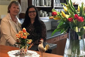 Schloss Schönberg: Café startet neu - Es geht wieder los auf Schloss Schönberg: Das ist ein Anlass, um die Wette zu strahlen: Ivana Danyiova (rechts) hat das Schlosscafé gepachtet. Ab 1. Mai ist offen, sehr zur Freude von Hausherrin Hildegard Rubner. 