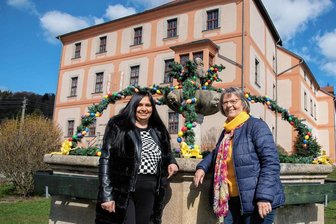 Schloss Schönberg in Sachsens südlichster Spitze stößt in gastronomische Lücke vor - Ein Team, das Sachsens südlichstes Schloss weiter emporführen will: Hildegard Rubner (rechts) vom Schloss Schönberg und Ivana Danyiová, die Café und Restaurant im Schloss seit dem Neustart 2022 leitet. 
