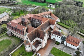 Schloss Wechselburg: Am Dach wird gearbeitet - aber ein Retter fehlt - Blick auf das Wechselburger Schloss mit Gerüst, im Vordergrund des Komplexes die Basilika und hinten die Mulde. 