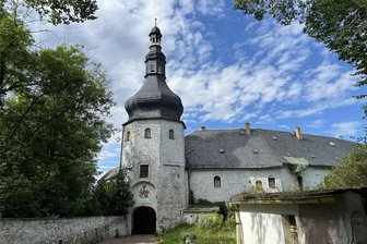 Schloss Wiesenburg: Kaufvertrag zwischen Wildenfels und Erbin unterzeichnet - Der Zugang zu Schloss Wiesenburg mit dem markanten Turm. Wildenfels hat die Anlage erworben.