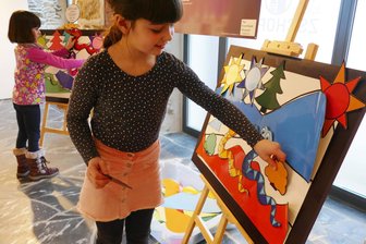 Schloss Wildeck bezaubert nun auch mit Farben - Zu den ersten Besuchern der Sonderausstellung gehörten Helene (vorn) und Viola, die an kleinen Magnettafeln ihre eigenen bunten Kunstwerke erschufen.