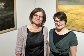 Schloss Wildenfels: Mit Michaela List stellt erstmals eine Künstlerin aus Wildenfels in Schlossgalerie aus - Michaela List (l.) und Dorothea Landrock-List in der Schlossgalerie Wildenfels.