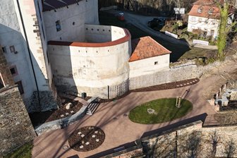 Schloss Wolkenburg mit neuen Öffnungszeiten und Ausstellung für verstorbenen Maler Siegfried Frenzel - Ein aktueller Blick auf die Anlage vom Schloss Wolkenburg.
