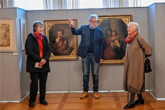Schloss Wolkenburg: Porträts der Grafenfamilie kehren nach Hause zurück - Gabriele von Heyden, Hubertus von Welck, Bettina Saint André von Arnim (von links) vor den Porträts ihrer Vorfahren.