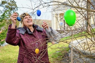 Schloss Wolkenburg stimmt sich auf den Ostermarkt ein - Petra Müller vom Heimatverein Wolkenburg-Kaufungen hängte die ersten Ostereier im Schlosspark auf.