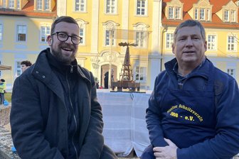 Schlossadvent in Zwickau: Planitzer Ur-Pyramide zieht im Innenhof des Clara-Wieck-Gymnasiums alle Blicke auf sich - Die Mitglieder des Planitzer Schnitzvereins 1908 – im Bild Detlef Illig (r.) und Moritz Malkhoff – haben am Sonntag voller Stolz den Prototyp der Planitzer Weihnachtspyramide präsentiert.