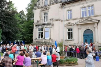 Schlossbesucher brauchen viel Geduld - Das große Interesse übertraf die Erwartungen der Organisatoren. Teilweise bis zu zwei Stunden mussten die Besucher warten, ehe sie die Räume des Schlosses in Augenschein nehmen konnten.