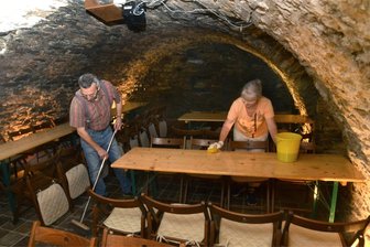Schlossfest: Herrensitz in Treuen will bei Erstürmung standhalten - Ralf Polster und Marina Posemann reinigen den Schlosskeller fürs Schlossfest.