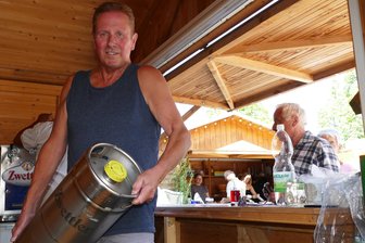 Schlossfest in Zschopau: So lässt sich die Hitze aushalten - Andreas Teufl hatte 15 Fässer Zwettler Bier zum Schlossfest in Zschopau mitgebracht.