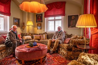 Schlossflair inklusive: Brüder eröffnen Hotel im Erzgebirge - Alexander und Joachim Diener von Schönberg (von links) in der zum Saal gehörenden Sitzecke.