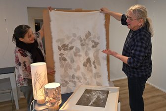 Schlossgalerie Wildenfels zeigt Schattenbilder und Textilkunst - Sylvia Döhler (l.) und Uwe Klos stellen zurzeit in der Galerie auf Schloss Wildenfels aus.