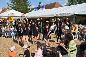 Schlossgartenfest: Im Herzen ist Wechselburg schon Kulturhauptstadt - Das Schauspiel "Wechselburg-Kulturhauptstadt!?" war einer der Höhepunkte des Schlossgartenfestes, das von der Kindergarde des Wechselburger Carneval Vereins (im Bild) und dem Chor des Kindergartens „Buratino“ unterstützt wurde.