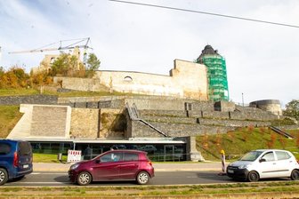 Schlosshang als neuer Höhepunkt Plauens - Die Schlossterrassen nach der offiziellen Freigabe am Montag: Rechts neben dem Roten Turm ist die Aussichtsplattform zu sehen. Der Turm selbst ist noch eingerüstet: Er gehört dem Freistaat Sachsen. 