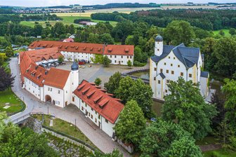 Schlosshotel Klaffenbach: Schlafen in historischem Ambiente und ein Küchenchef, der ein Gericht nie streichen wird - Das Schlosshotel Klaffenbach am Rand von Chemnitz ist ein ganz besonderer Ort, um zu übernachten. Die bewegte Geschichte vom Schloss zum Gefängnis und zum Hotel birgt so manche Story.