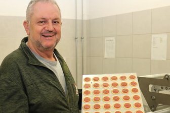 Schlossjubiläum zum Vernaschen - Jörg Lieberwirth, Inhaber der Bäckerei "Die Kekselmacher" in Leubsdorf, mit dem süßen Backwerk, das für das Jubiläum "450 Jahre Schloss Augustusburg" produziert wurde. 
