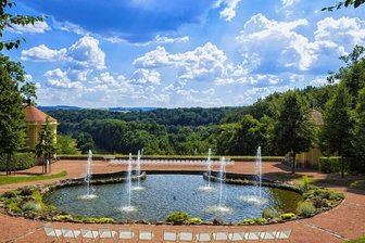 Schlosspark Lichtenwalde: Bleiben die Brunnen trocken? - Der Brunnen "Sieben Künste" im Schlosspark Lichtenwalde mit Ausblick ins Zschopautal ist ein beliebter Standort für Konzerte. Das Wasser wird aus der Zschopau über Privatgrund geleitet.