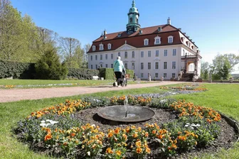Schlosspark Lichtenwalde lockt mit Blumenpracht: Farben-Paradies vor den Toren von Chemnitz - Frühling im im Schlosspark Lichtenwalde mit seinen zahlreichen Pavillons und Fontänen.