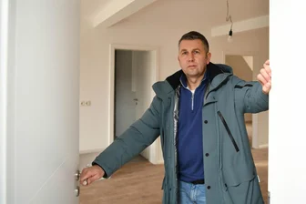 Schlossplatz in Penig erwacht aus Dornröschenschlaf: „Die Wohnungen stoßen auf reges Interesse“ - Bauherr Thomas Uhlmann in einer der sanierten Wohnungen am Schossplatz 3 und 5. Sechs Wohnungen und eine Gewerbeeinheit sind hier entstanden.