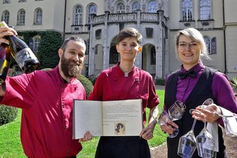 Schlossrestaurant Waldenburg: Wie ein junges Team den Laden schmeißt - Lucas Schaarschmidt, Mercedes Schmidt und Jenny Reuter (von links) sind das Team im Restaurant „Lory 1880“ im Schloss Waldenburg.