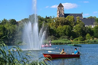 Schloßteich in Chemnitz verliert Wasser und Fische - Der Chemnitzer Schloßteich, wie man ihn kennt. In den nächsten Wochen wird dem Teich jedoch Wasser fehlen.